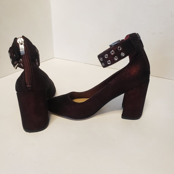 Shoes - Picture 4 of 7